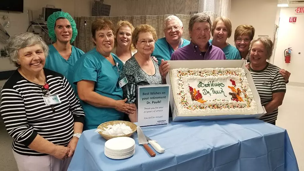 Stephen Paulk, MD, general surgeon retired on October 1 from Gundersen Moundview Hospital and Clinics.  Dr. Paulk is pictured with Gundersen Moundview operating room staff.