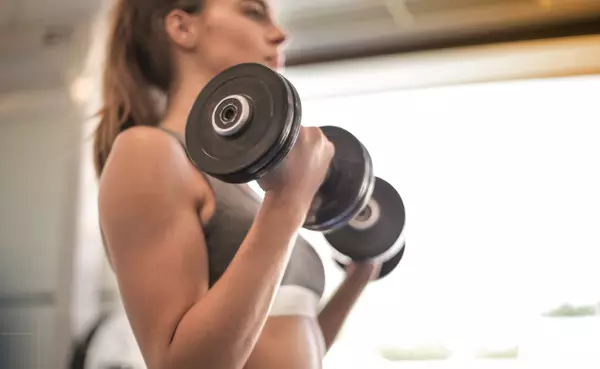 woman doing dumbbell curl