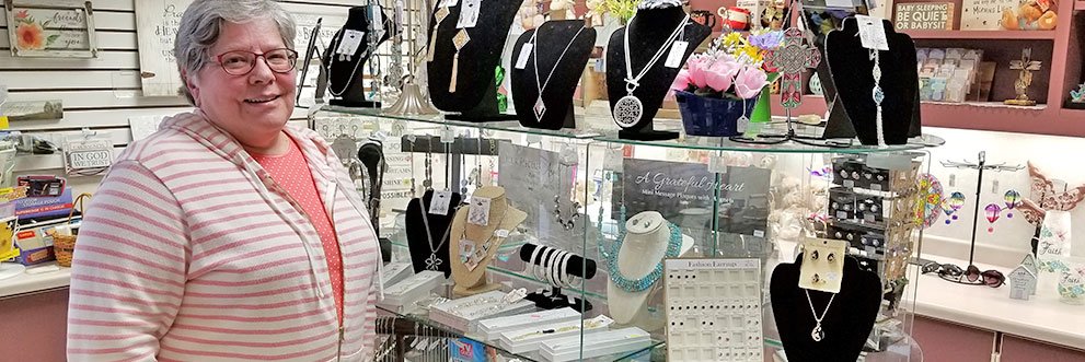 Volunteer working in the Gundersen Moundview gift shop.