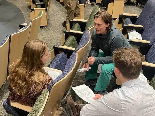 medical-student-discussion-during-grand-round