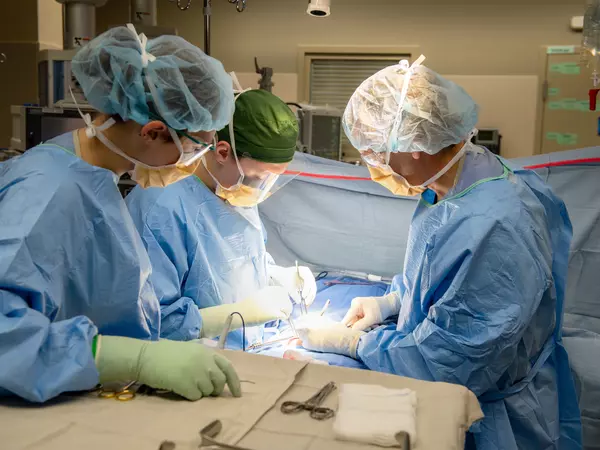 general-surgery-residents-in-operating-room