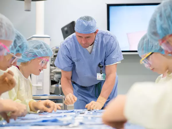 bariatric-surgeon-teaching-fellows-in-skills-lab