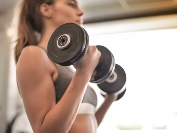 woman doing dumbbell curl