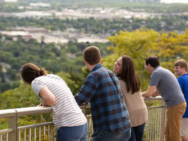 friends-sightseeing-from-bluff