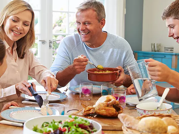 meals with loved ones increase longevity