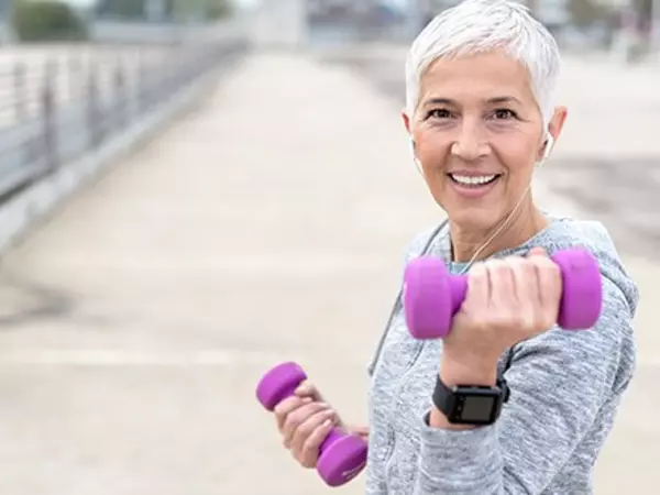 older woman with dumbbells 