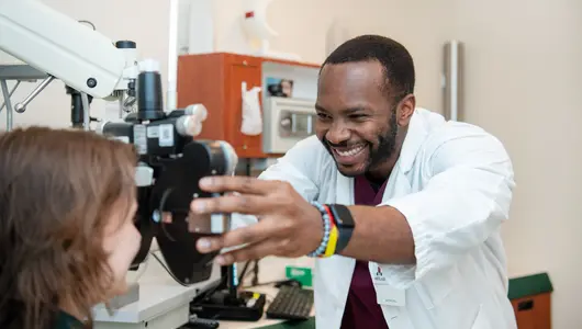 Abolade-Oduyemi-smiling-during-vision-exam