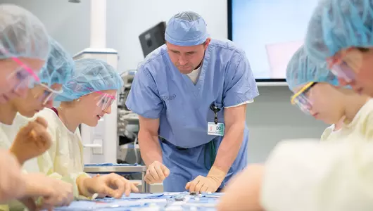 bariatric-surgeon-teaching-fellows-in-skills-lab