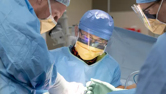 surgeons-performing-orthopedic-surgery