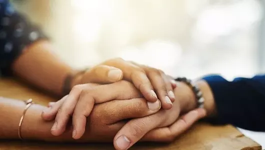 close-up-of-two-unrecognized-people-holding-hands-in-comfort