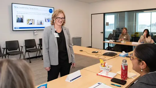 gundersen-manager-presenting-in-meeting-room