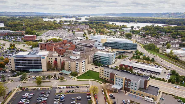 aerial-view-of-gundersen-lacrosse-campus-and-river